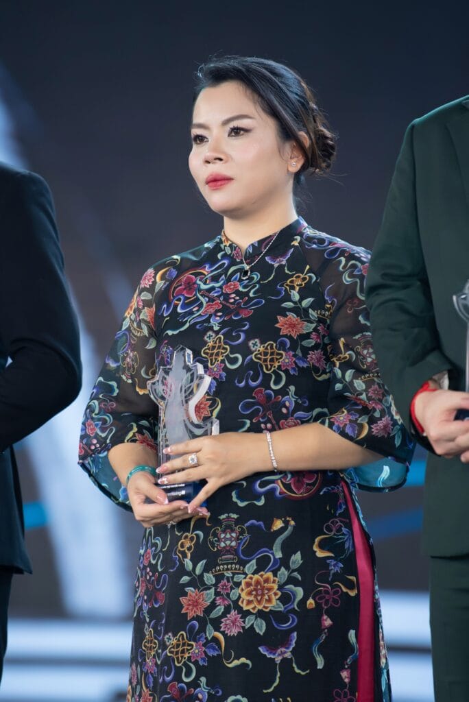 Bá Võ Phương Hồng Ngọc, giám đốc Freshfoco, nhận kỷ niệm chương nhà tài trợ cuộc thi Hoa Hậu Việt Nam 2024