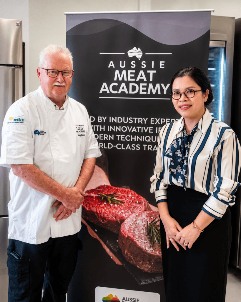 Bà Võ Phương Hồng Ngọc chụp ảnh lưu niệm cùng Master Butcher Greg Davis.