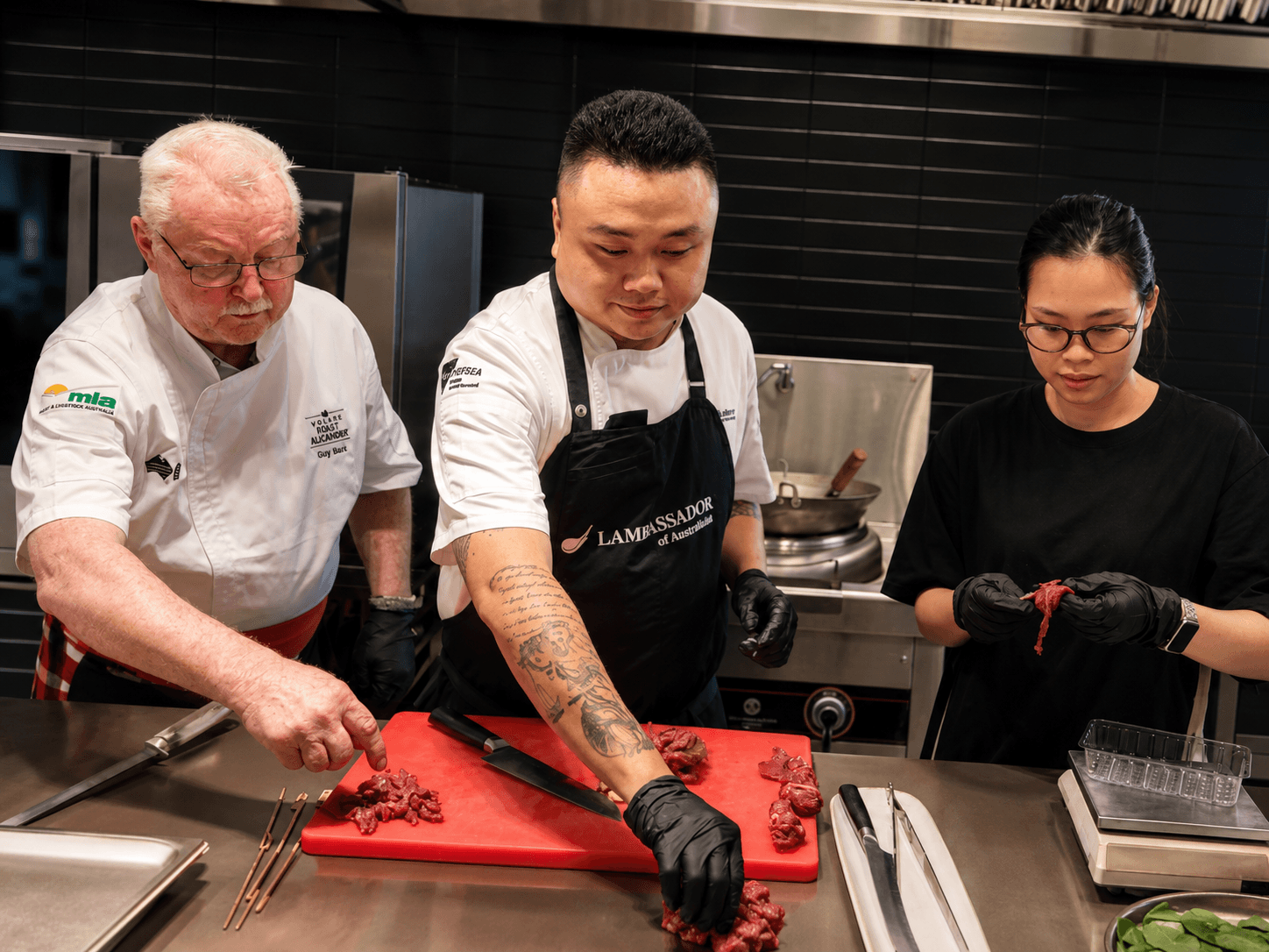 Chị Hoàng Ngọc, Trưởng phòng sản xuất của Freshfoco, thực hiện xiên que cùng Chef Aeron Thịnh Trần.